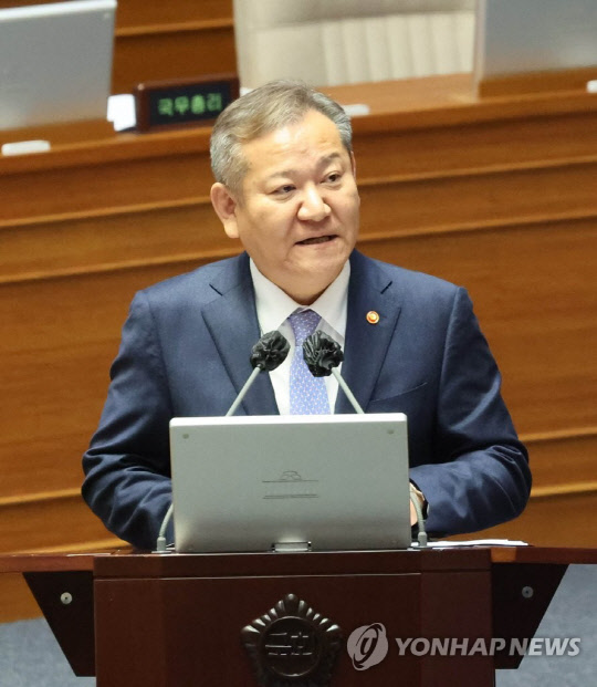 이상민 행정안전부 장관이 6일 국회 본회의에서 열린 정치·외교·통일·안보 분야 대정부질문에서 정청래 더불어민주당 의원의 질문에 답변하고 있다.<연합뉴스>